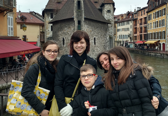 Student and host family in France